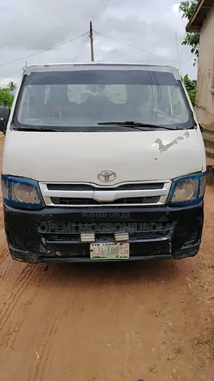 Toyota HiAce 2003 White