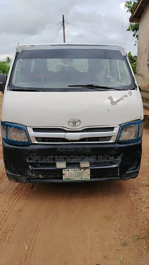 Toyota HiAce 2003 White