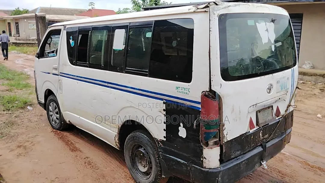Toyota HiAce 2003 White