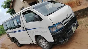 Toyota HiAce 2003 White