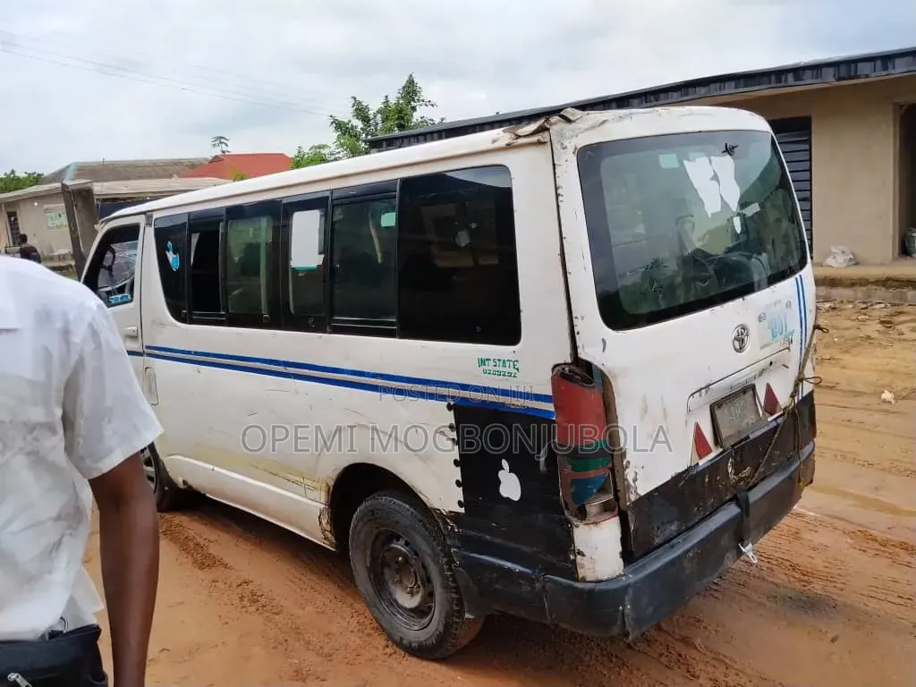 Toyota HiAce 2003 White