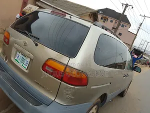 Toyota Sienna 1999 Gold