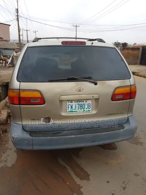 Toyota Sienna 1999 Gold