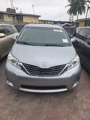 Toyota Sienna 2011 Silver
