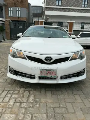Toyota Camry SE 4dr Sedan (2.5L 4cyl 6A) 2014 White