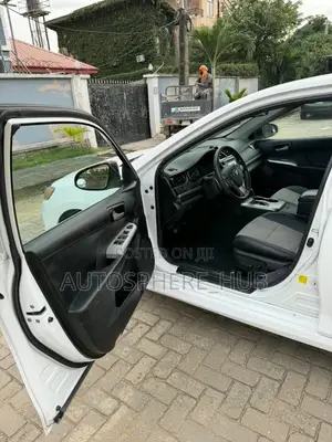 Toyota Camry SE 4dr Sedan (2.5L 4cyl 6A) 2014 White