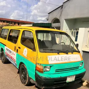 Toyota HiAce 1999 Yellow