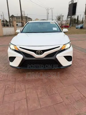 Toyota Camry SE FWD (2.5L 4cyl 8AM) 2018 White