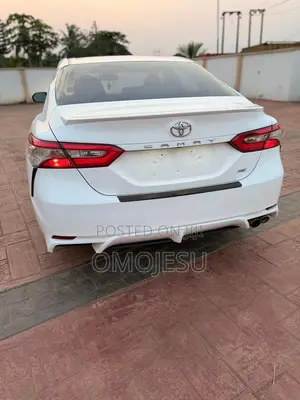 Toyota Camry SE FWD (2.5L 4cyl 8AM) 2018 White