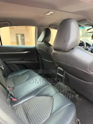 Toyota Camry SE FWD (2.5L 4cyl 8AM) 2018 White