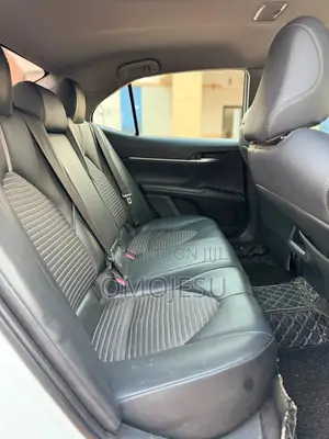 Toyota Camry SE FWD (2.5L 4cyl 8AM) 2018 White