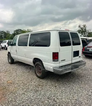 Ford E-350 2004 Off white