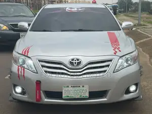Toyota Camry XLE 4dr Sedan (2.5L 4cyl 6AM) 2010 Silver