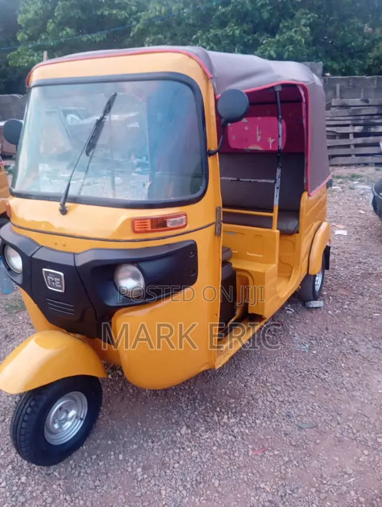 Bajaj RE 2023