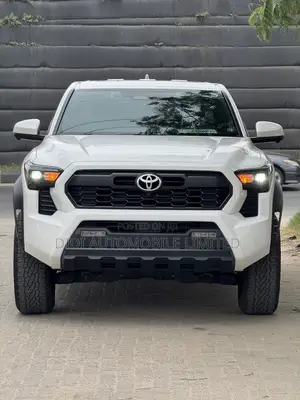 Toyota Tacoma 2024 White