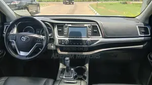 Toyota Highlander XLE 4x2 V6 (3.5L 6cyl 8A) 2017 Silver