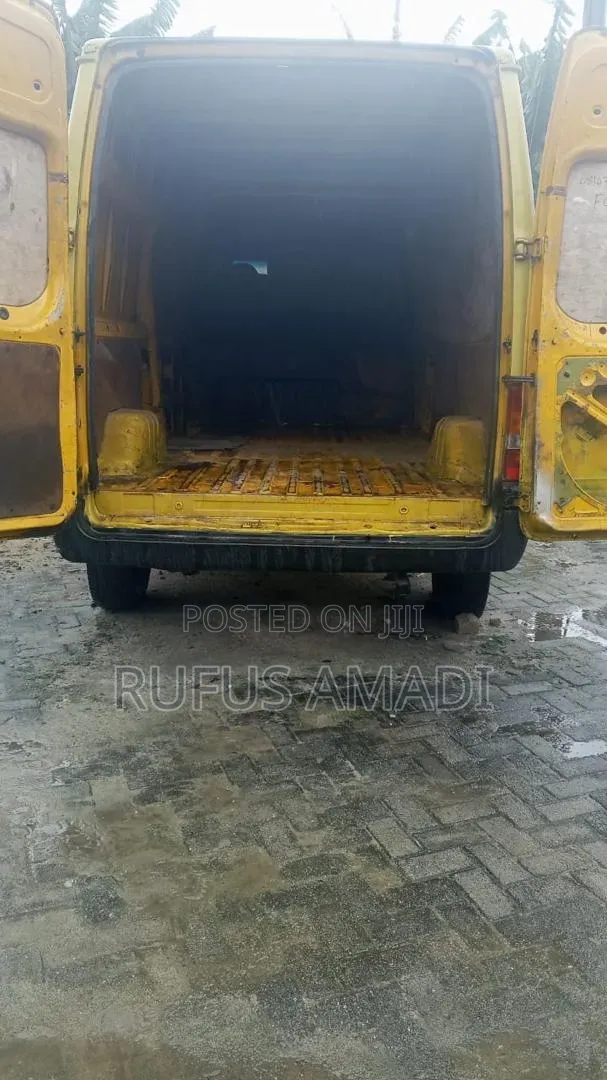 Ford Transit 2005 Yellow