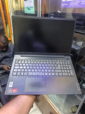 Laptop Lenovo V15 8GB AMD Ryzen 5 SSD 256GB