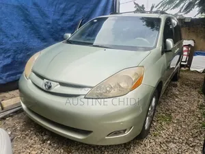 Toyota Sienna XLE FWD 2009