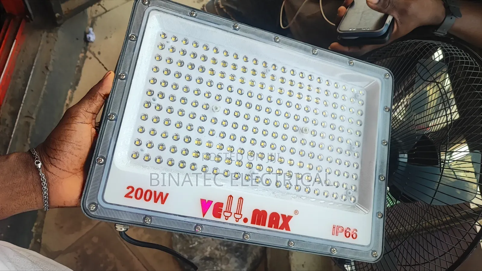 Vellmax 200watts Flood Light