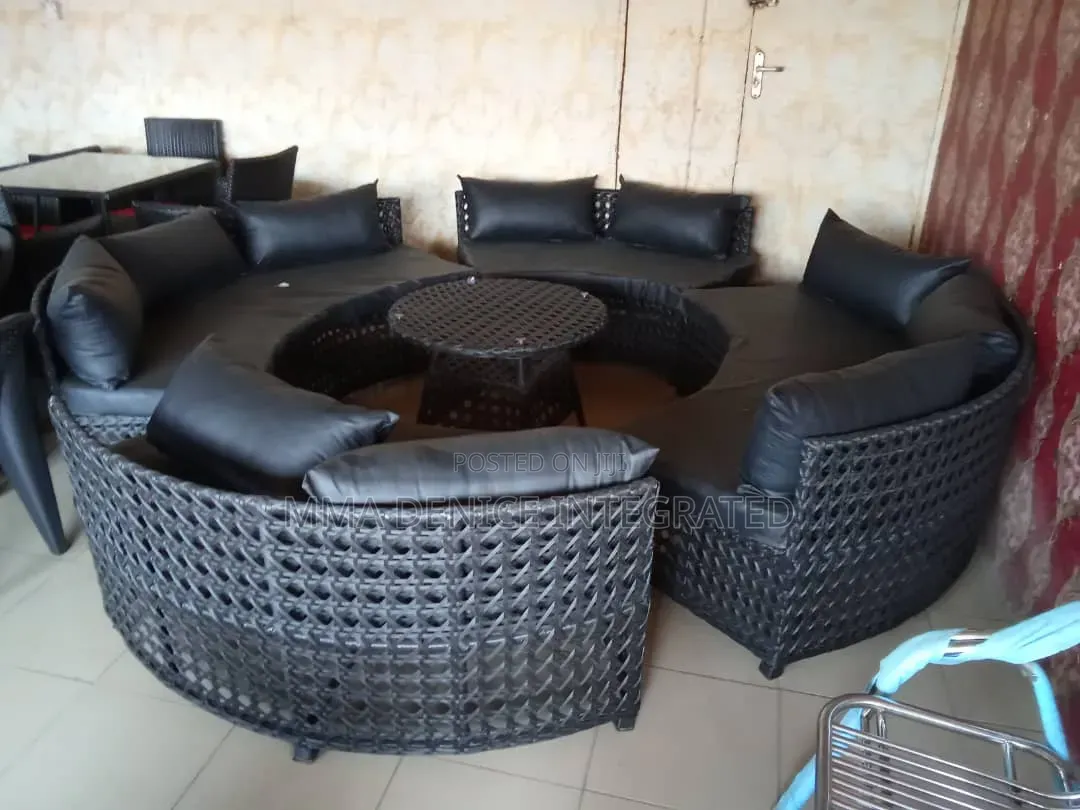 Luxury Round Rattan Sofa Set With Centre Table