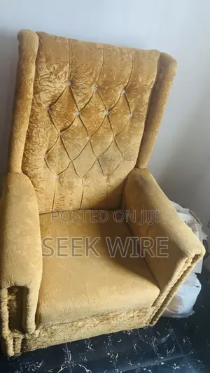 Luxury Gold Velvet Accent Chair – Elegant Stylish