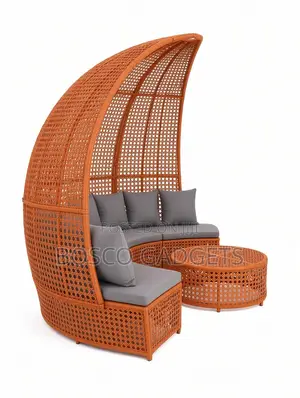 Luxury Round Rattan Outdoor Daybed Sofa With Canopy Centre Table