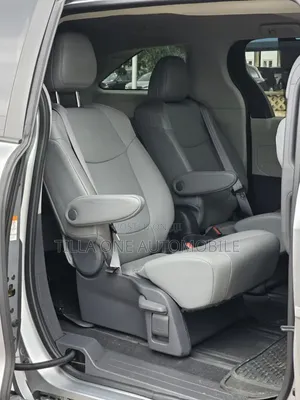 Toyota Sienna 2022 Silver