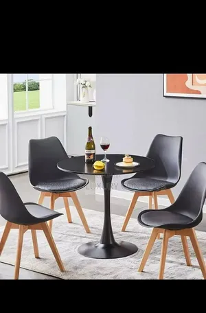 Wooden Round Table Top Restaurant Table and 4 Chairs