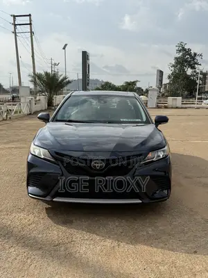 Toyota Camry SE FWD (2.5L 4cyl 8AM) 2018
