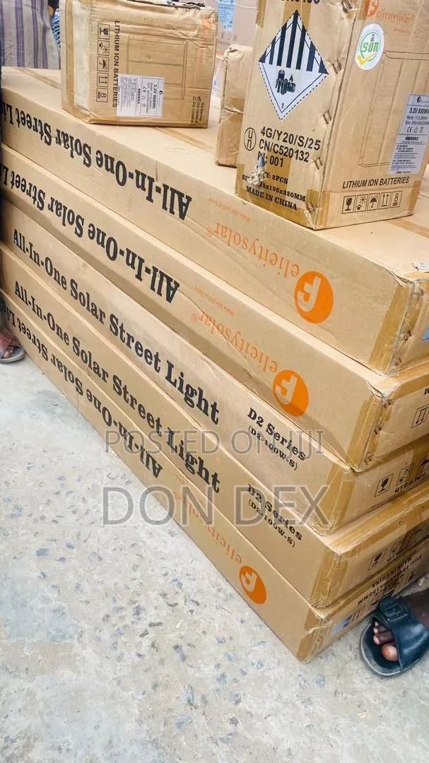 D2 100 Watts Felicity Solar Street Light