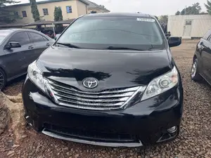 Toyota Sienna LE Mobility (3.5L 6cyl 8A) 2018 Black