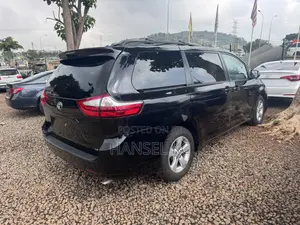 Toyota Sienna LE Mobility (3.5L 6cyl 8A) 2018 Black