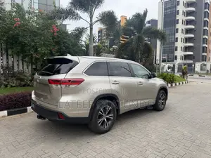 Toyota Highlander XLE V6 4x2 (3.5L 6cyl 6A) 2016 Gold