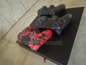Ps4 With No Games and 3 Pads