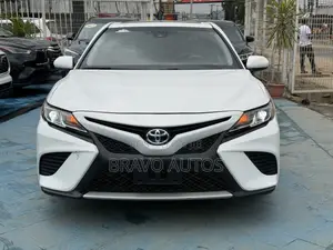 Toyota Camry SE FWD (2.5L 4cyl 8AM) 2018 White
