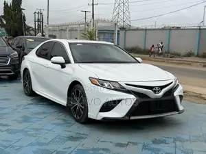 Toyota Camry SE FWD (2.5L 4cyl 8AM) 2018 White