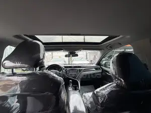 Toyota Camry SE FWD (2.5L 4cyl 8AM) 2018 White