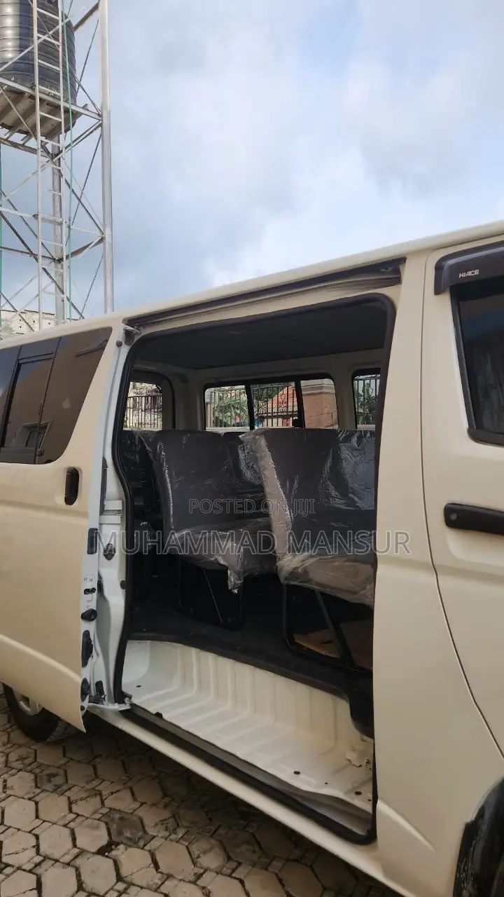 Toyota HiAce 2013 White