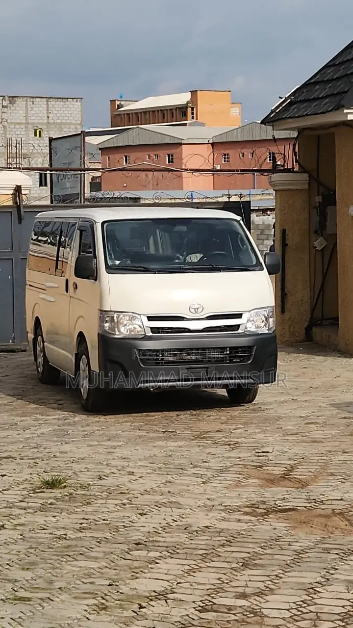 Toyota HiAce 2013 White