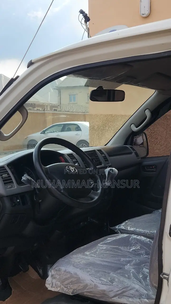 Toyota HiAce 2013 White