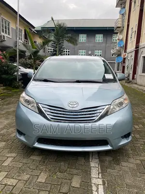 Toyota Sienna LE 7 Passenger Mobility (3.5L 6cyl 8A) 2017 Blue