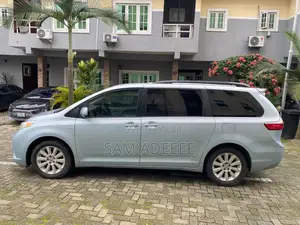 Toyota Sienna LE 7 Passenger Mobility (3.5L 6cyl 8A) 2017 Blue