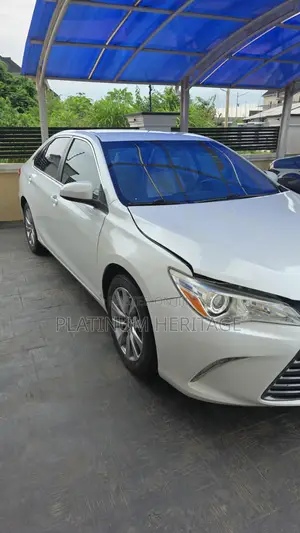 Toyota Camry XLE 4dr Sedan (2.5L 4cyl 6A) 2016 White