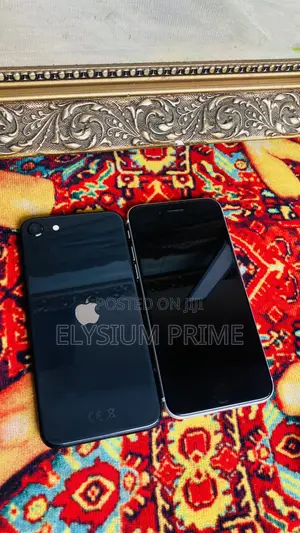 Apple iPhone SE 128 GB Black