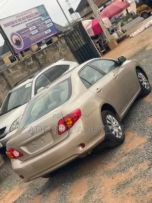 Toyota Corolla XLE 4dr Sedan (1.8L 4cyl 4A) 2010 Gold