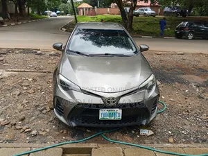 Toyota Corolla SE (1.8L 4cyl 2A) 2018 Gold