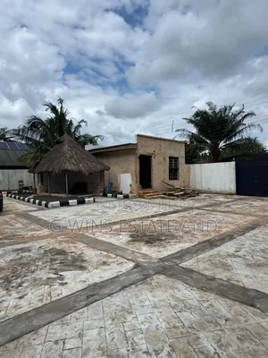 4bdrm Duplex in Ohovbe Quarters Off for sale