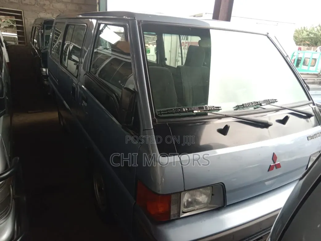 Mitsubishi L300 2005 Blue