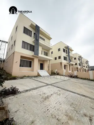 5bdrm Duplex in In A Secured & for sale